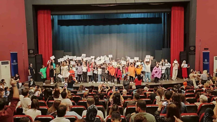Büyükşehir Belediyesi'nin Drama Atölyesi'ndeki minikler hünerlerini sergiledi