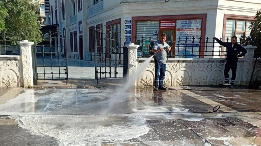 Didim'de caddeler köpükle temizlendi