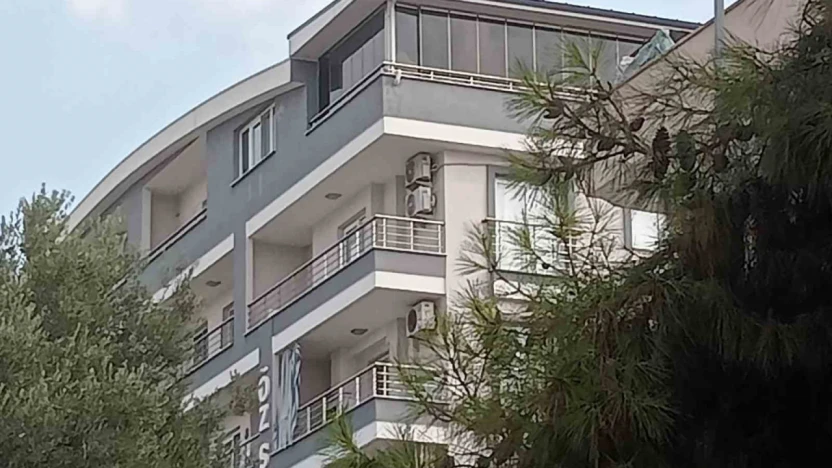 Didim'de çatıya çıkan şahsı polis ikna etti
