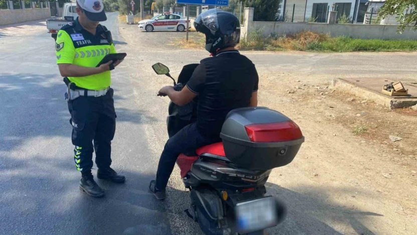 Efeler'de motosiklet sürücülerine trafik bilgilendirmesi