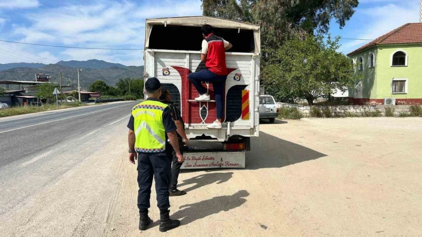 Eksik evrakla canlı hayvan taşıyan 2 kişi cezadan kaçamadı