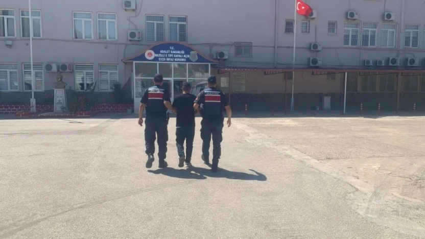 İki ayrı suçtan aranan şahıs yol kontrolünde yakalandı