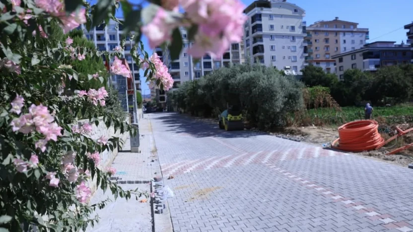 İncirliova'da yol ve parke taşı çalışmaları sürüyor