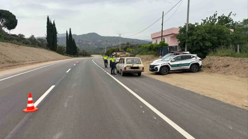 Jandarma trafik kontrollerine devam ediyor