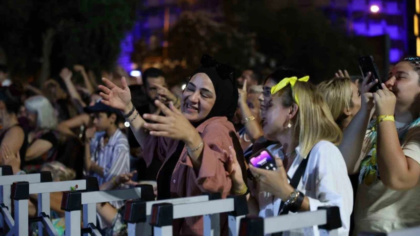 Kuşadalılar 'Yaz Konserleri' ile eğlendi
