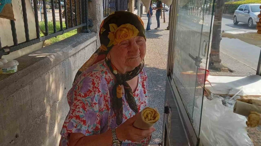 Mensure Teyze'nin çalışma azmi görenleri şaşırtıyor