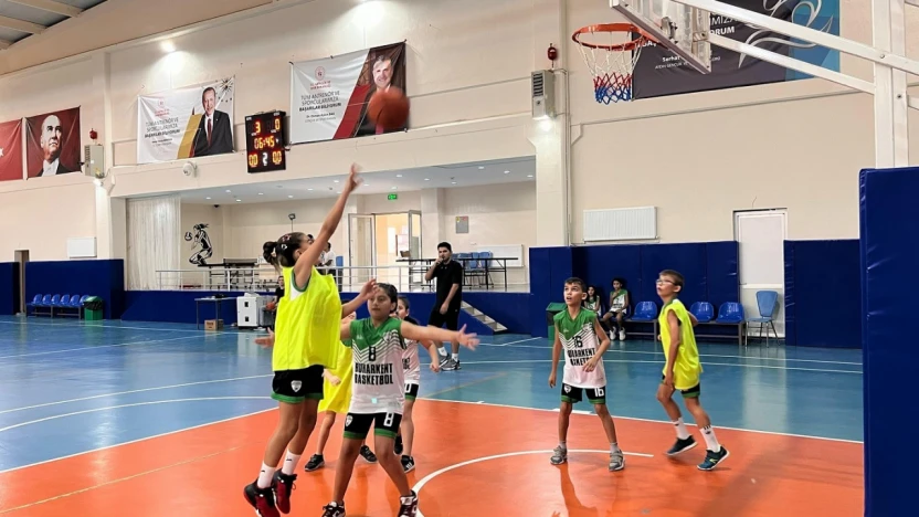 Minikler basketbol turnuvasında ter döktü