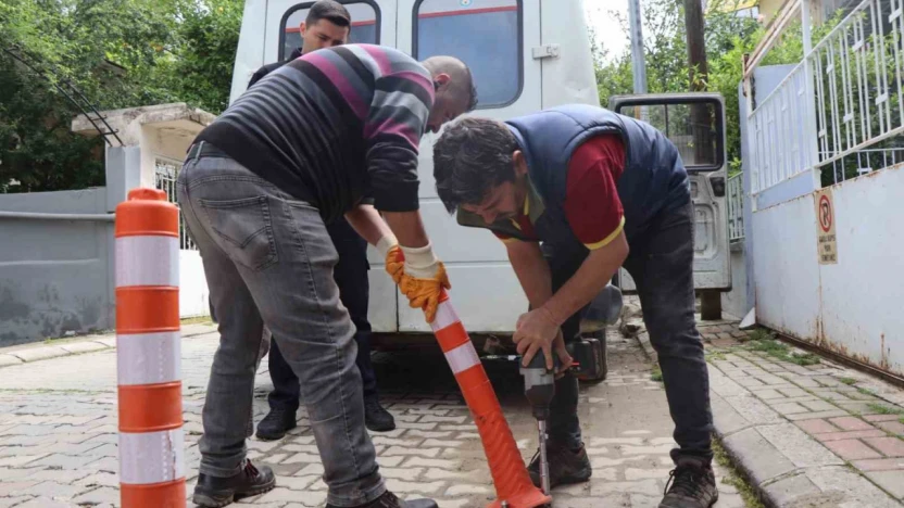 Nazilli'de izinsiz asılan tabela ve dubalara söküldü