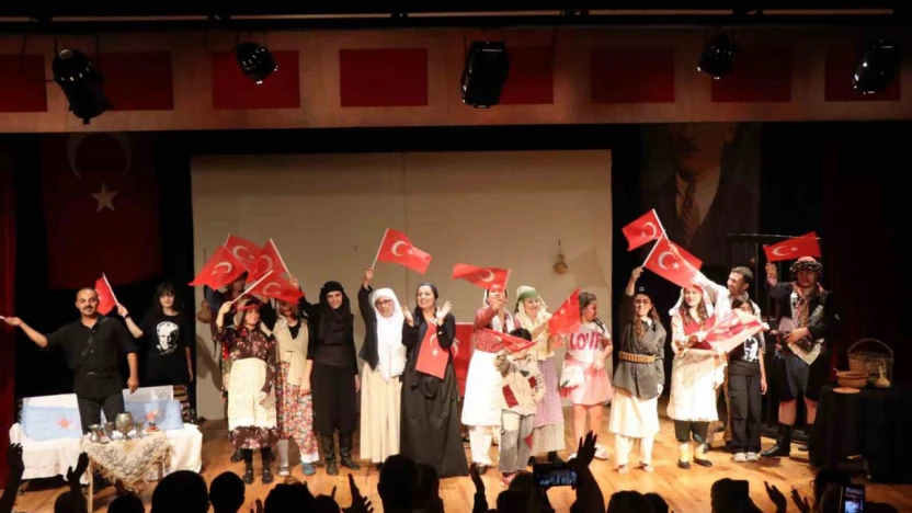 Nazilli'de tiyatro oyununa ilgi yoğun oldu