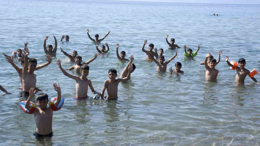 Nusaybinli çocuklar Kuşadası'nda ilk kez denizle buluştu