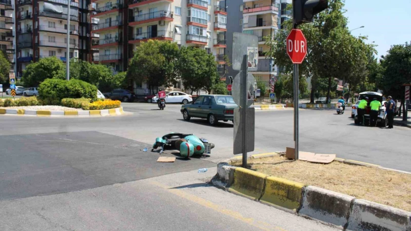 Otomobille çarpışan motosikletteki iki kişi yaralandı