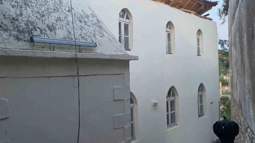Söke Eski Doğanbey Köyü Camii'nin çatısı çöktü