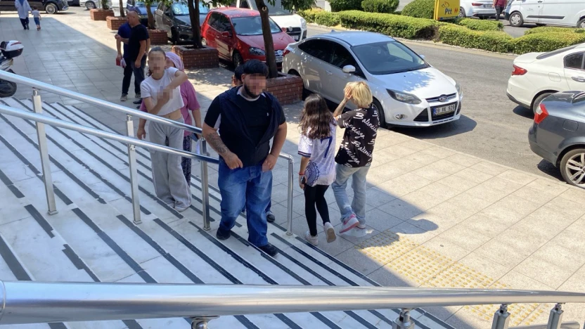 Şüphelinin kız kardeşi gazetecilere 'al bunu da çek' diyerek el hareketi çekti
