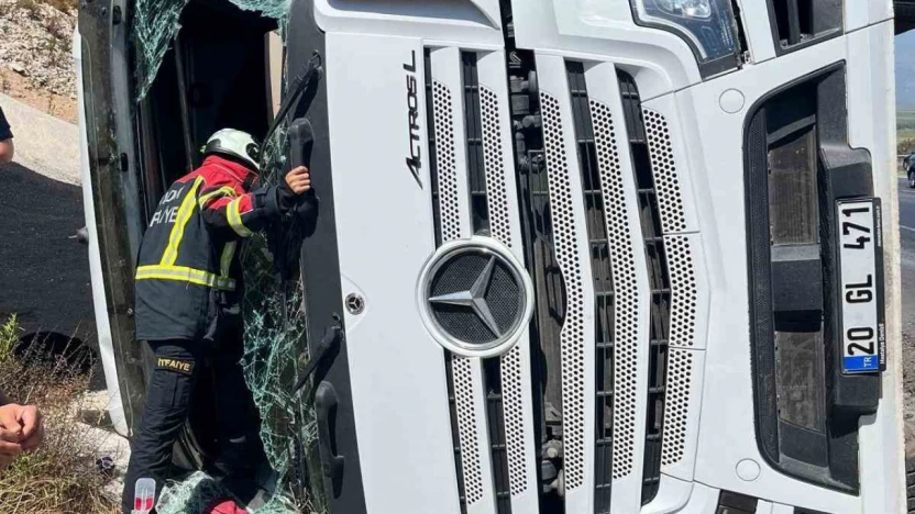 Sürücüsünün direksiyon hakimiyetini kaybettiği tır devrildi: 1 yaralı