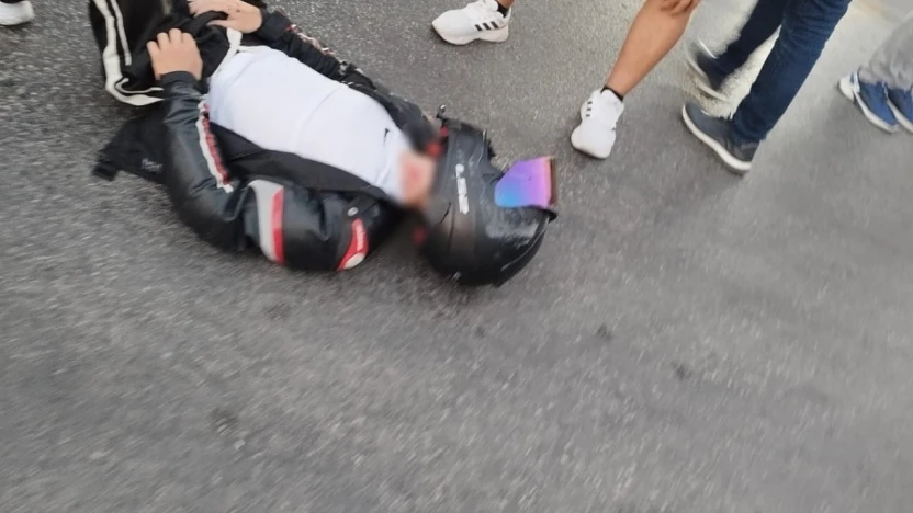 Ters yönden dönüş yapan araç motosikletle çarpıştı: 2 yaralı