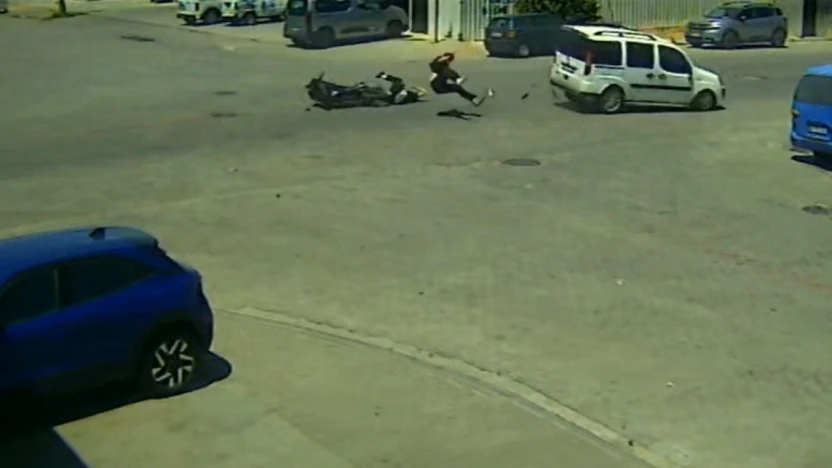 Ticari araçla çarpışan motosikletteki yolcu ve sürücü ağır yaralandı