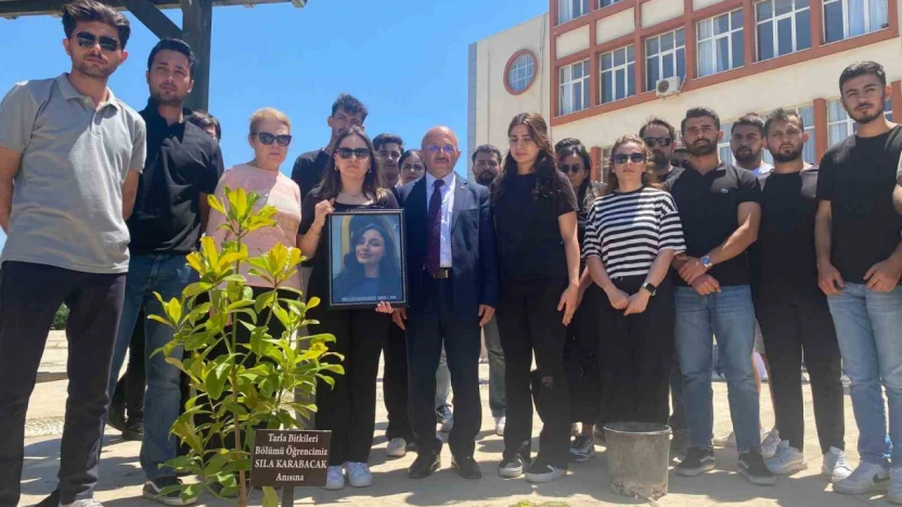 Trafik kazasında hayatını kaybeden öğrenciler için fidan diktiler