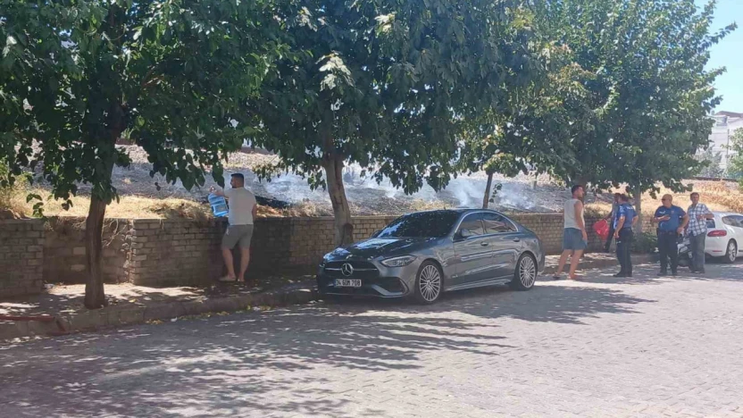 Tren yolunda kenarında çıkan yangın araçlara sıçramadan söndürüldü