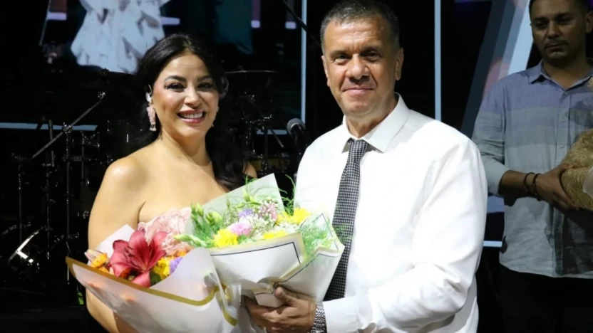 Ünlü sanatçı Zara'dan Yenipazarlılara türkü ziyafeti