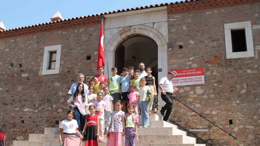 Vali Canbolat, Nasuh Paşa Külliyesi'nde öğrencilerle bir araya geldi