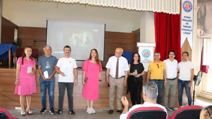 Yıl sonu toplantısında okuldan ayrılan öğretmenlere veda edildi